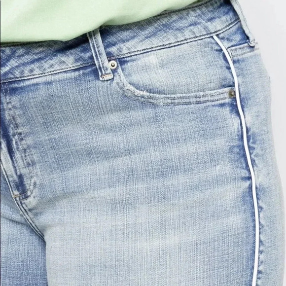 COSMIC BLUE LOVE
Jodie Short Side Piping - Picture 3 of 14